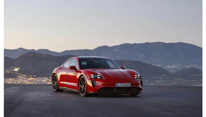 Η Porsche λέει ότι το 80 τοις εκατό των αυτοκινήτων της θα είναι ηλεκτρικά μέχρι το 2030