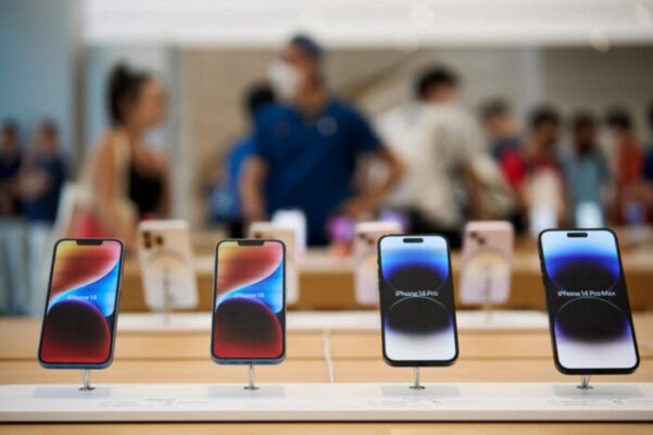 Το iPhone 14, το Apple Watch Series 8 και άλλα προϊόντα φτάνουν στα καταστήματα παγκοσμίως